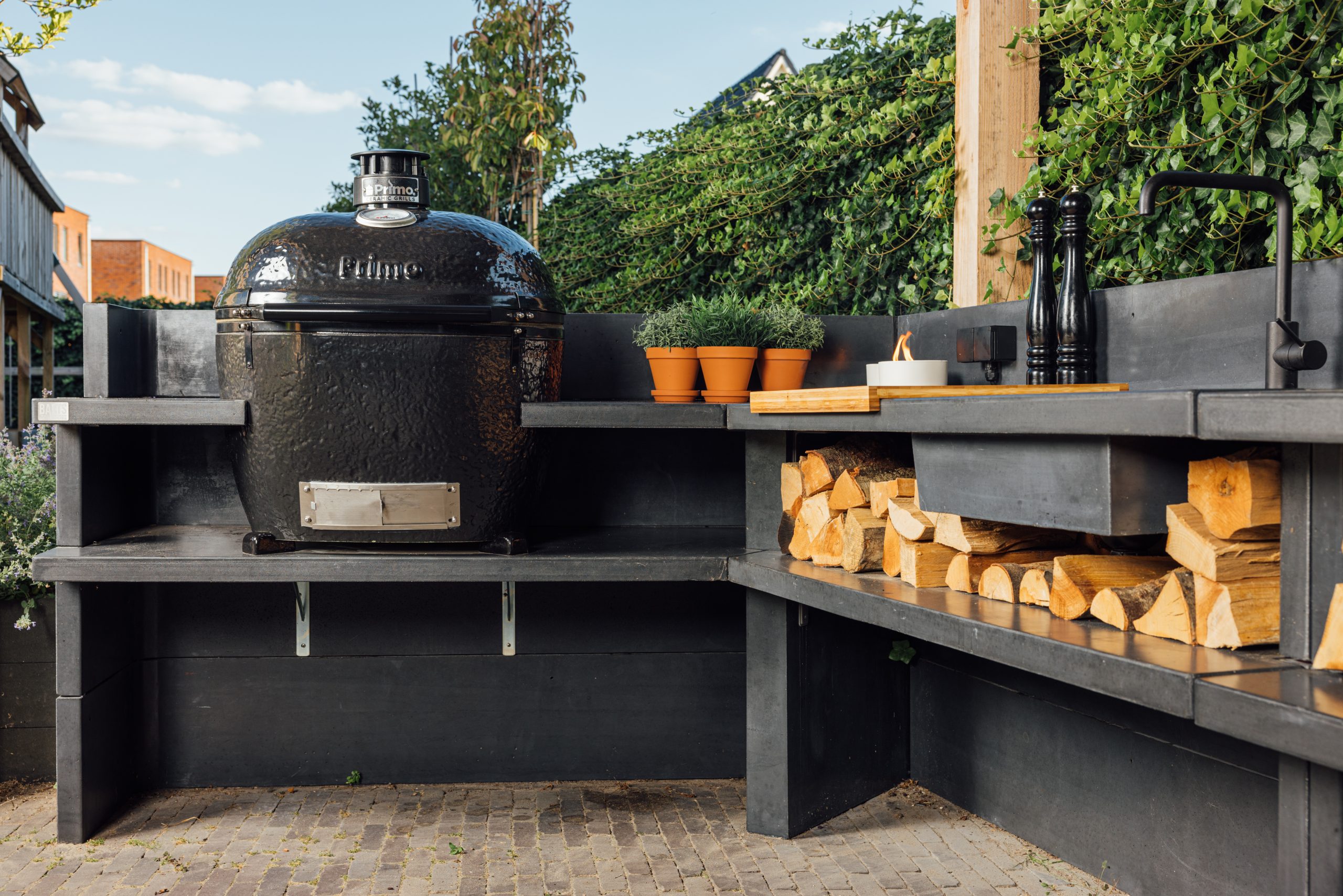 Barts_outdoor_kitchen-family-1